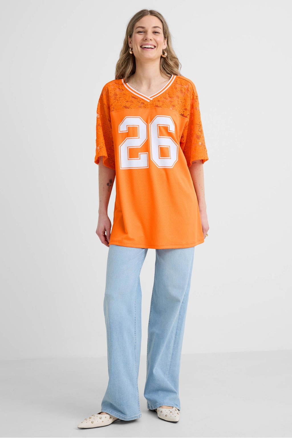 Oranje dames Wehkamp voetbal shirt van polyester met printopdruk, korte mouwen, V-hals en geribde boorden