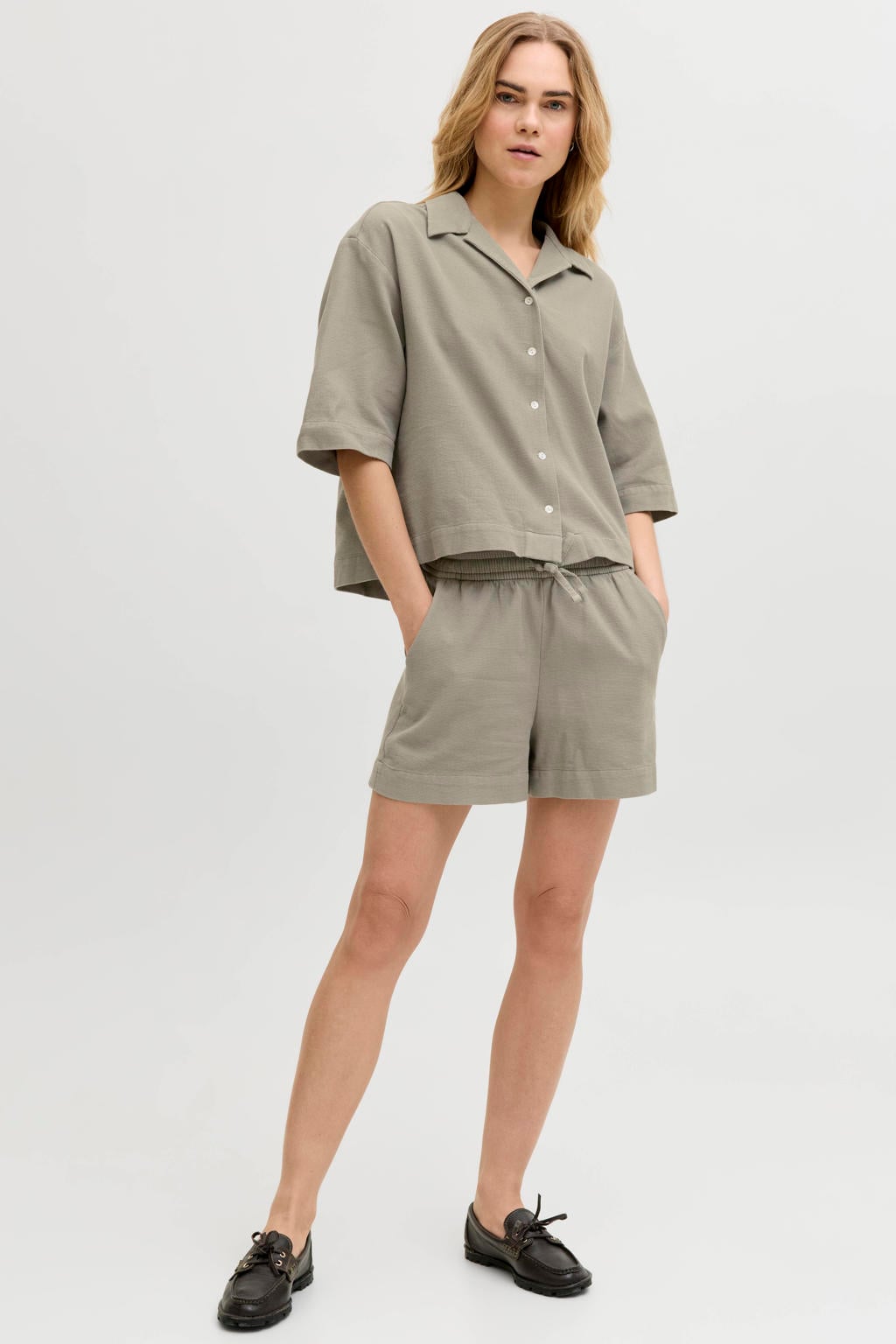 Grijsbruine dames JJXX regular waist casual short bruin van katoen met loose fit, elastische tailleband met koord en effen