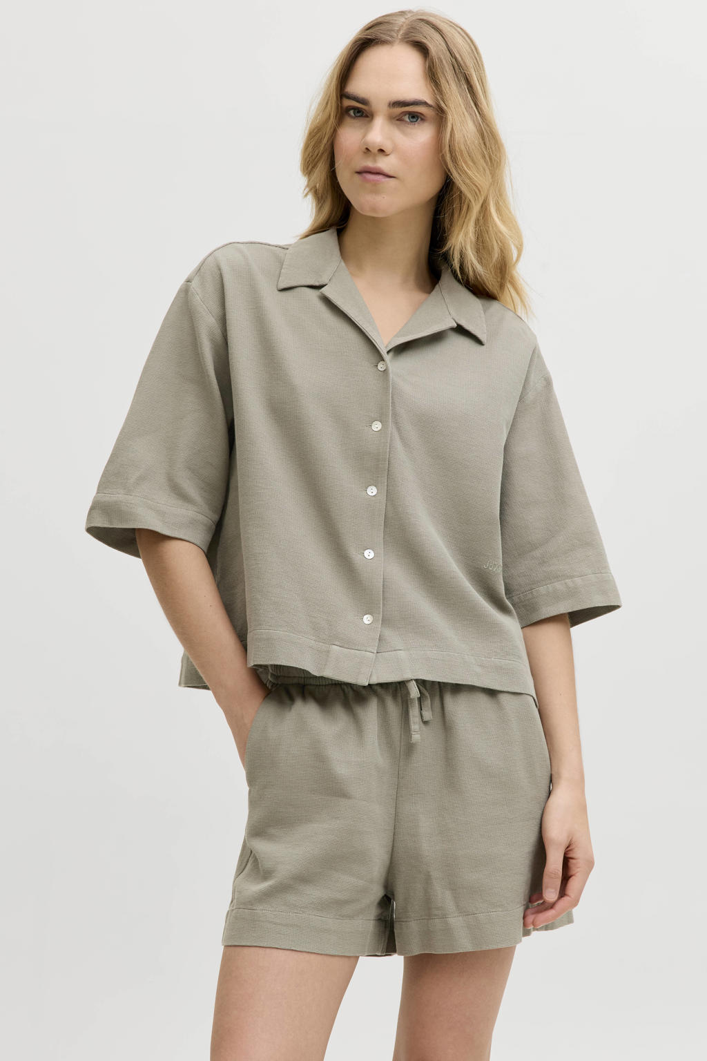 Grijsgroene dames JJXX top groen met effen, driekwart mouwen, klassieke kraag en borduursels