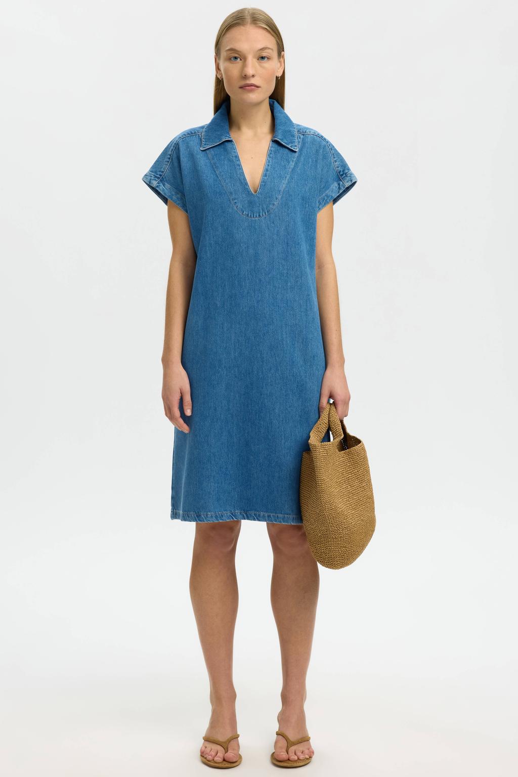 Medium blue denim dames Selected spijkerjurk mediumblauw van denim met effen, korte mouwen en V-hals