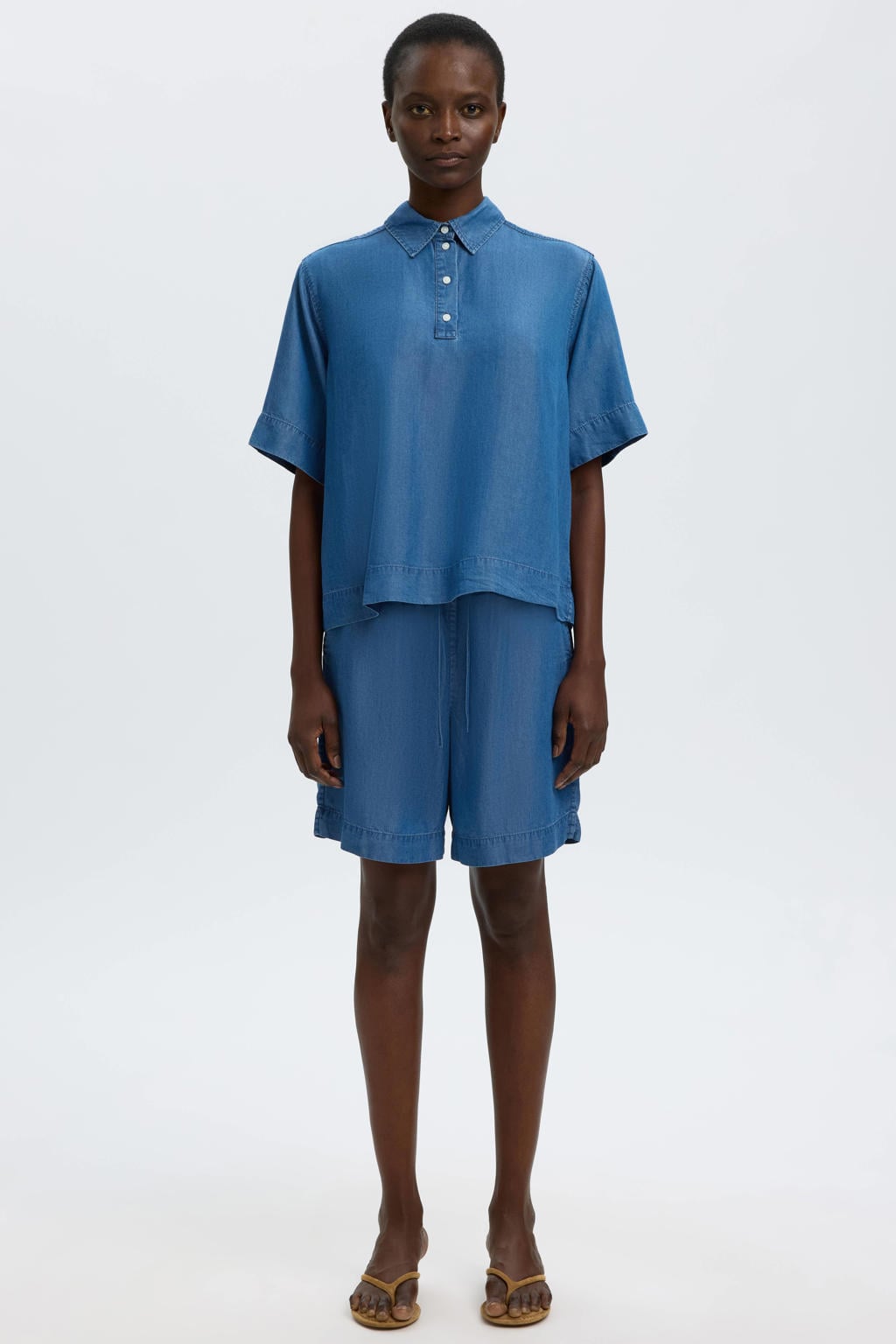 Medium blue denim dames Selected top van lyocell met effen, korte mouwen en klassieke kraag