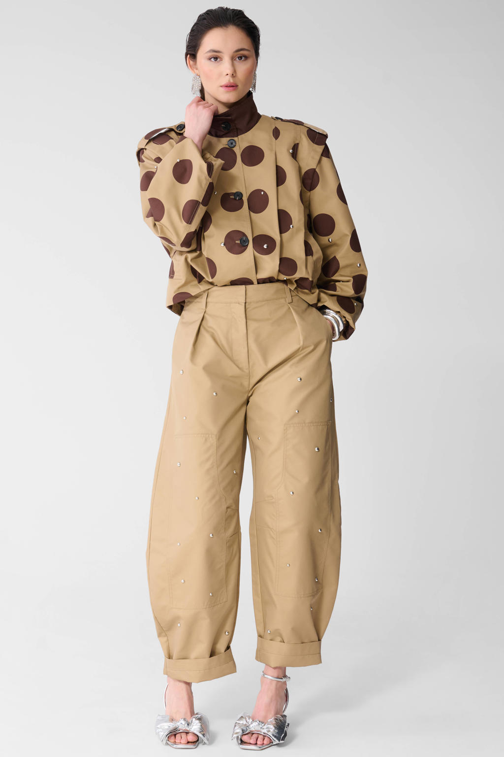 Bruin en camelkleurige dames Shoeby Studio bomberjack van katoen met stippenprint, lange mouwen, opstaande kraag en knoopsluiting