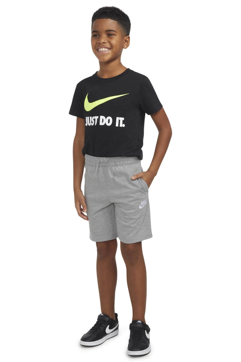 Grijs melange jongens Nike sweatshort melange van katoen met elastische tailleband en effen