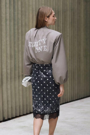 oversized bomberjack beige met backprint van sierparels