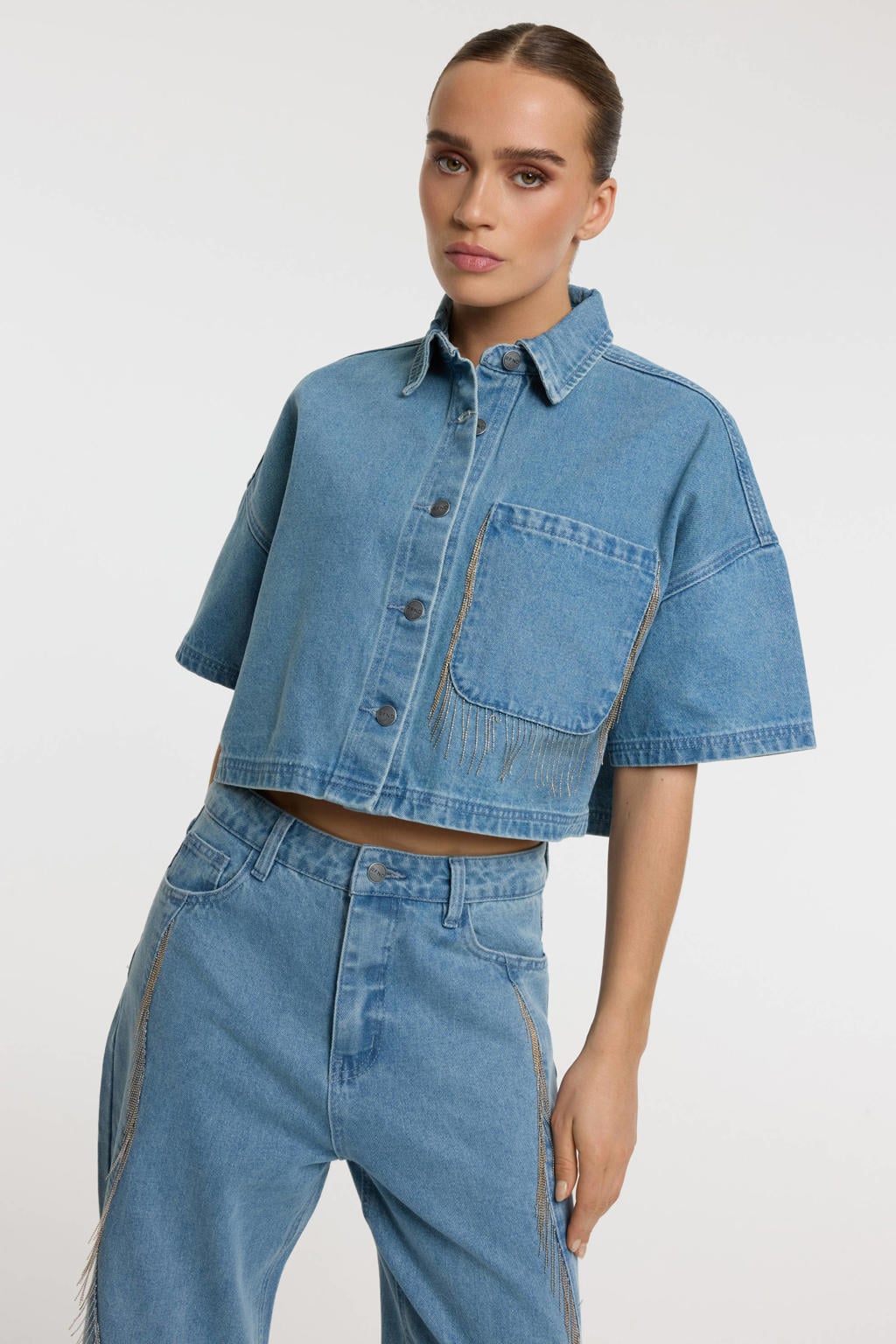 Medium blue denim dames Refined Department blouse met effen, half lange mouwen, klassieke kraag, knoopsluiting en franjes