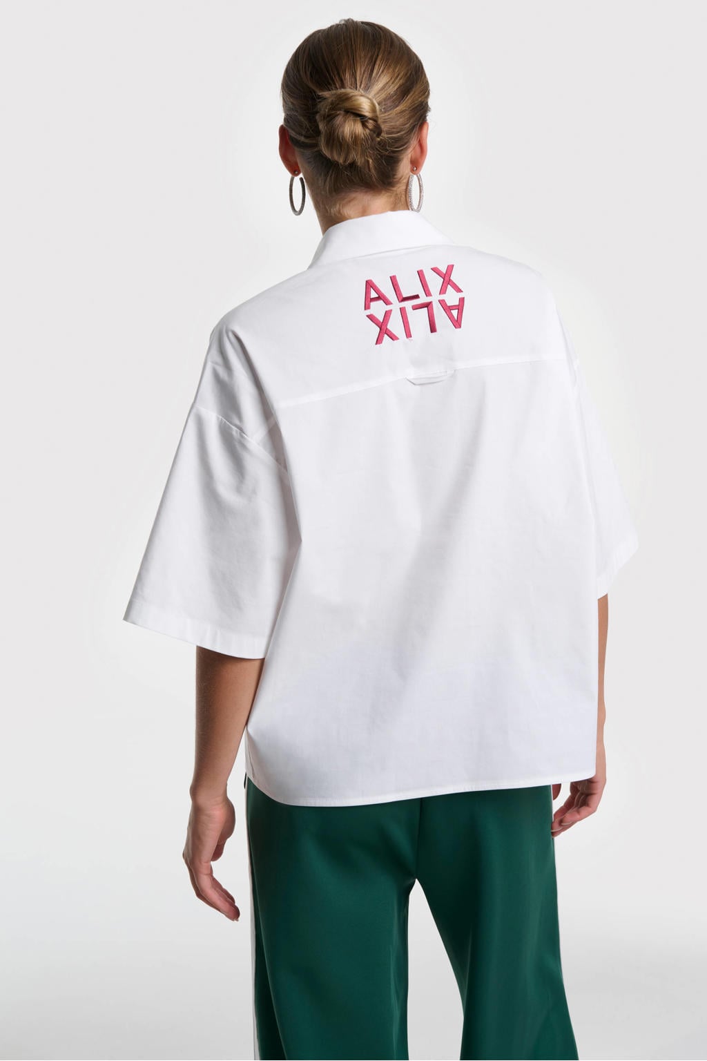 Witte dames Alix the Label blouse met backprint, korte mouwen, klassieke kraag, knoopsluiting en borduursels