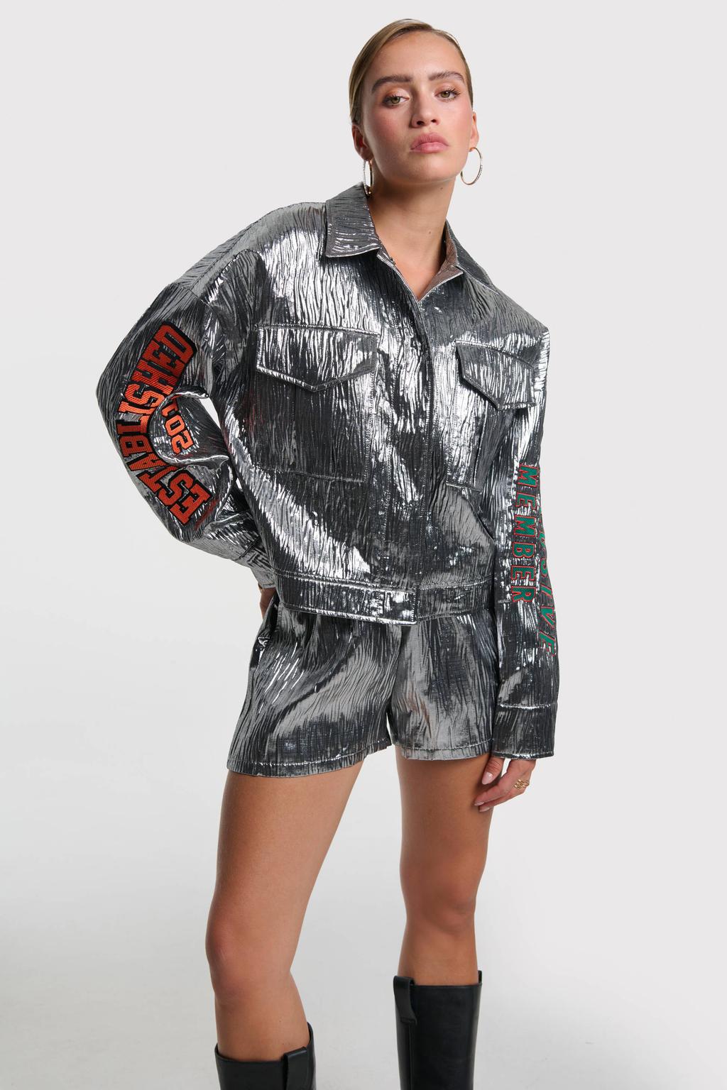 Zilverkleurige dames Alix the Label jasje met backprint, lange mouwen, klassieke kraag, knoopsluiting en glimmend detail