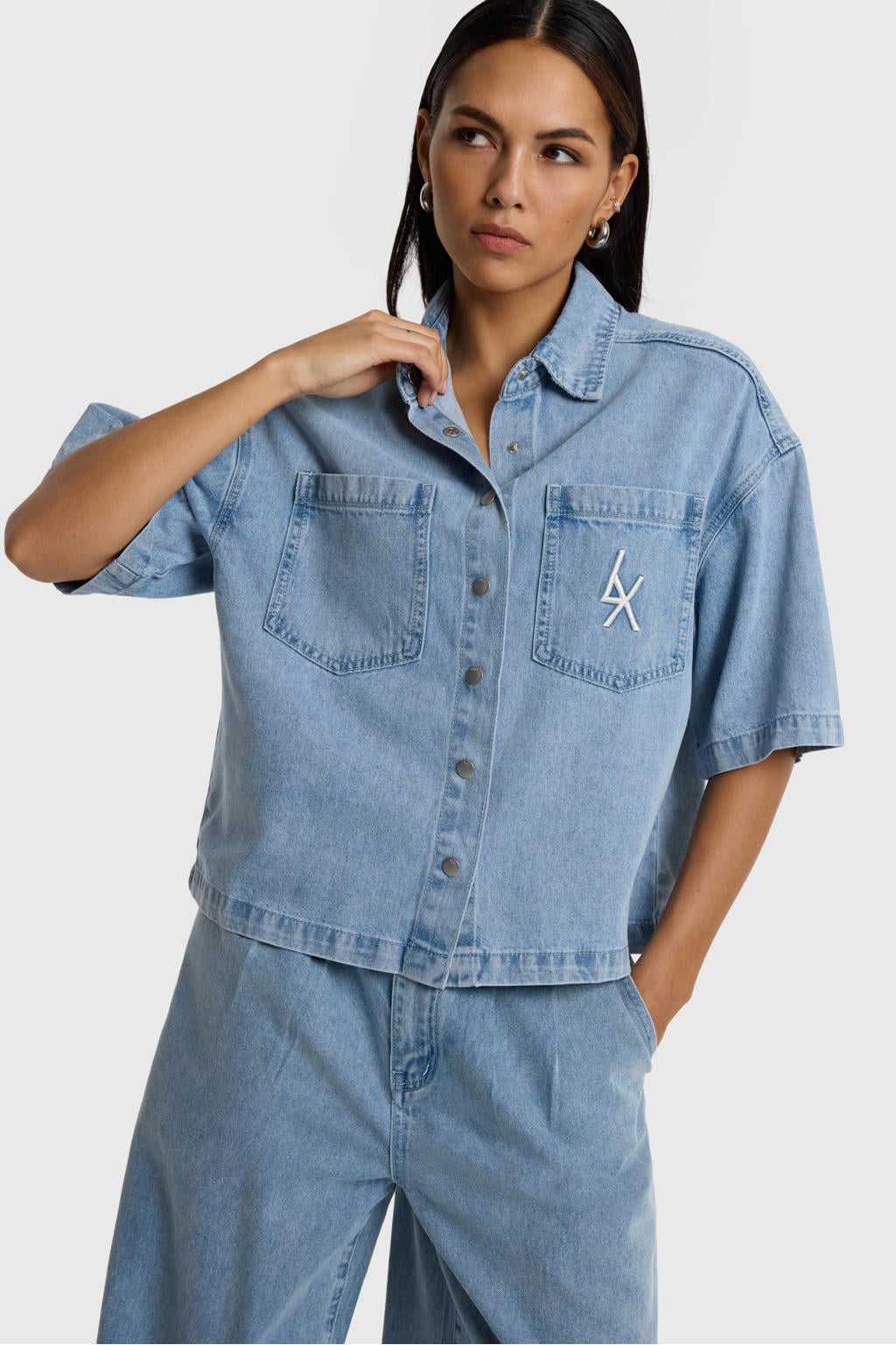 Light blue denim dames Alix the Label blouse met effen, korte mouwen, klassieke kraag, knoopsluiting en borduursels