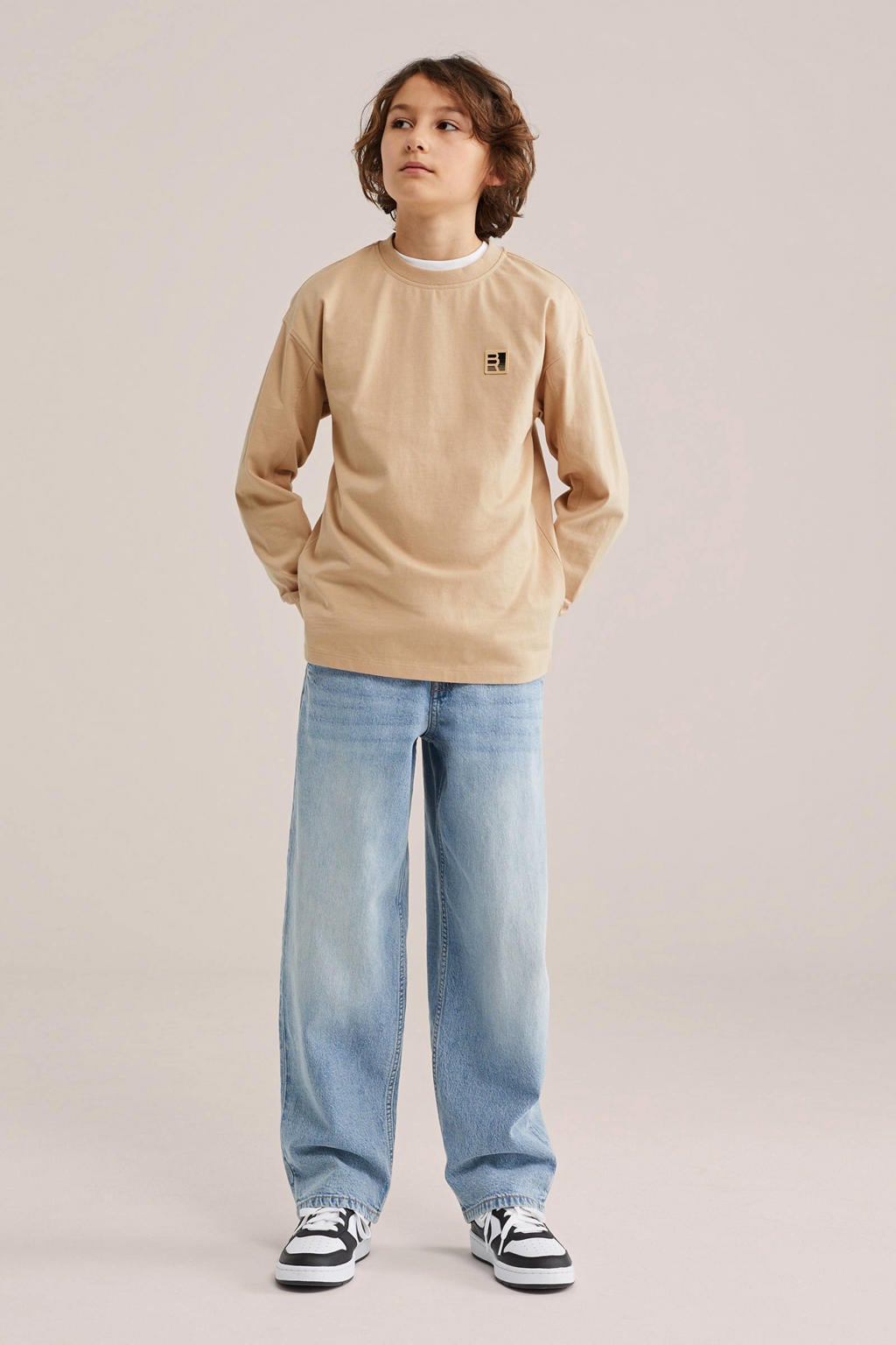 Lichtbruine jongens WE Fashion longsleeve van sweat materiaal met effen, lange mouwen, ronde hals en geribde boorden