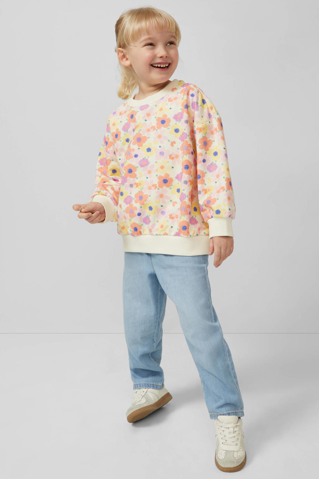 Ecru, roze en gele meisjes s.Oliver gebloemde sweater met lange mouwen, ronde hals en geribde boorden
