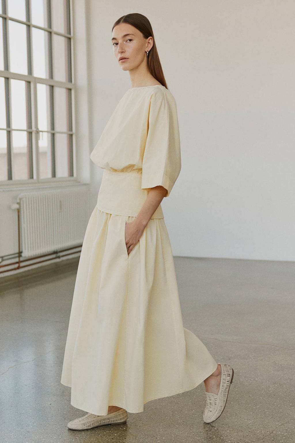Lichtgele dames Sofie Schnoor top met effen, driekwart mouwen, boothals, blinde ritssluiting en plooien
