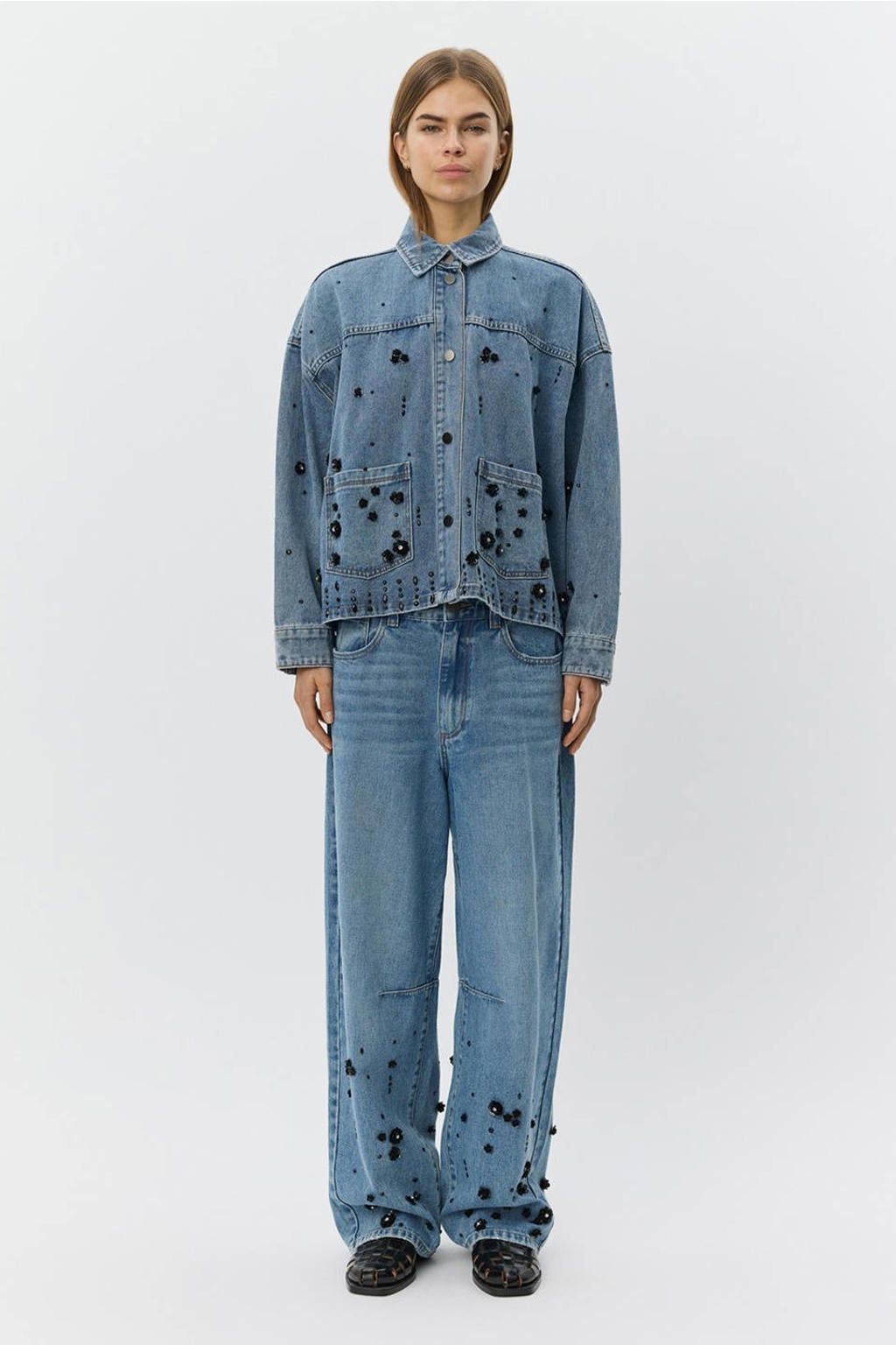 Medium blue denim dames Sofie Schnoor spijkerjas van denim met bloemenprint, lange mouwen, klassieke kraag, knoopsluiting en 3D applicatie