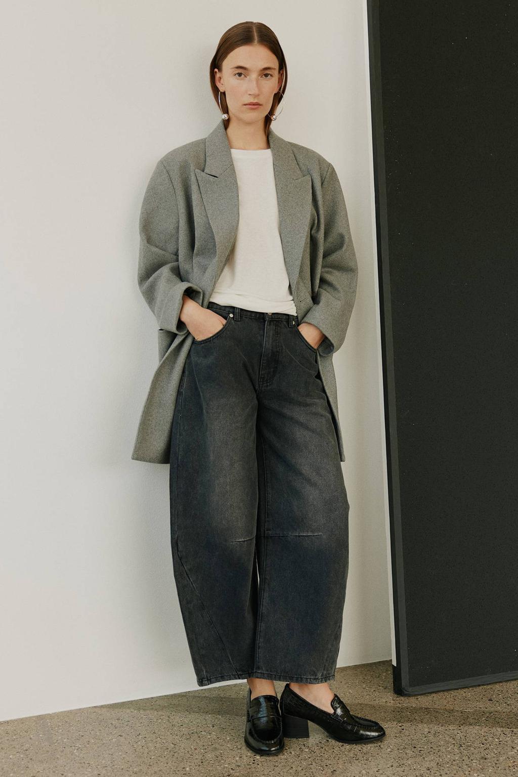 Black denim dames Sofie Schnoor barrel jeans black van denim met regular waist, rits- en knoopsluiting en effen