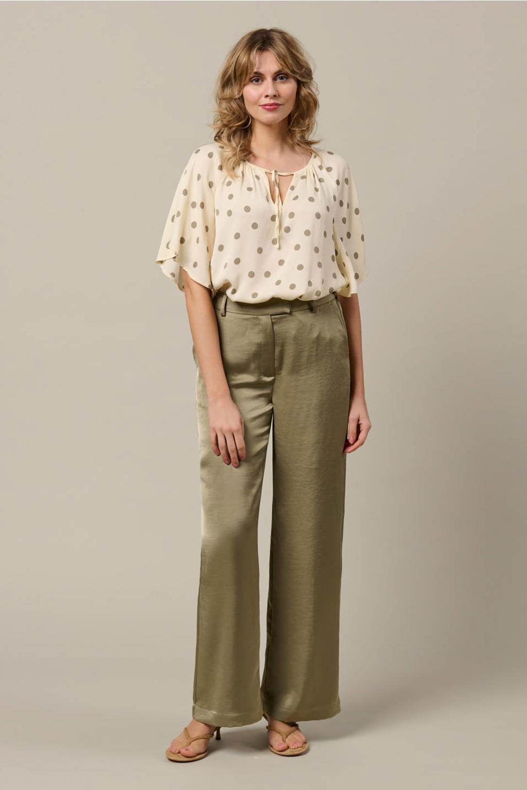 Ecru dames &Co Woman top van viscose met stippenprint, korte mouwen en V-hals