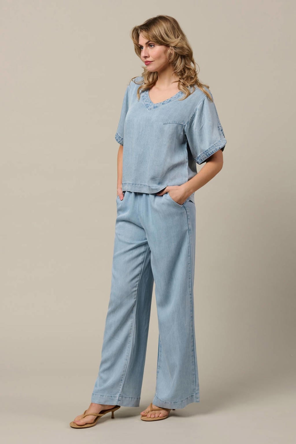 Lichtblauwe dames &Co Woman top van lyocell met effen, korte mouwen, V-hals en split