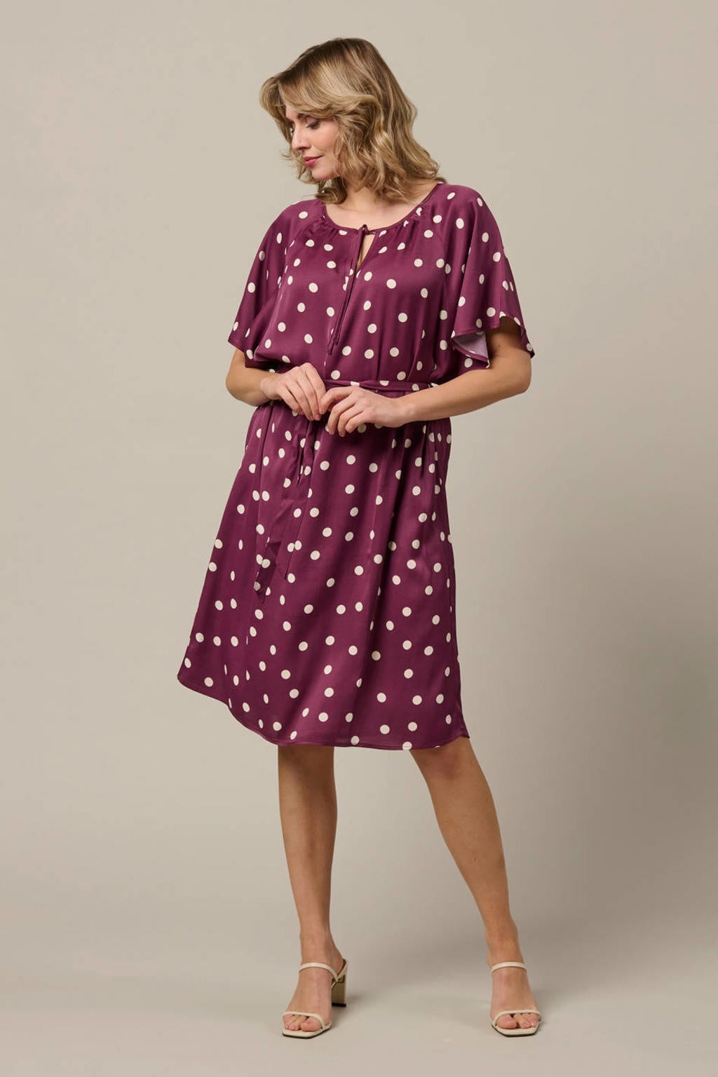 Donkerrode dames &Co Woman zomerjurk van viscose met stippenprint, korte mouwen, strikkraag en ceintuur
