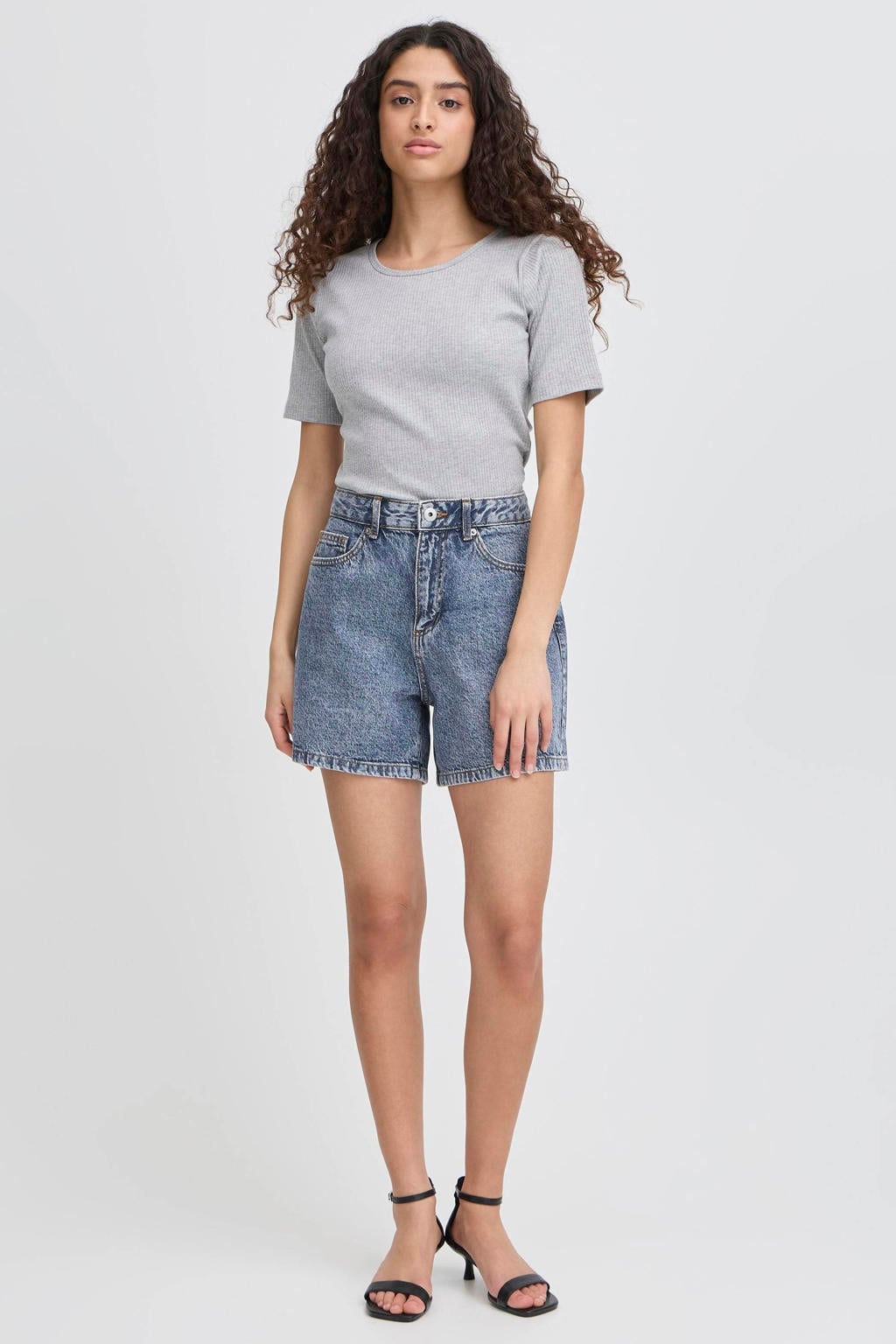 Medium blue denim dames ICHI regular waist short van denim met loose fit, rits- en knoopsluiting en effen