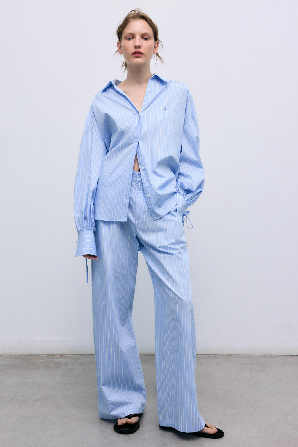 Lichtblauw en witte dames The New Society blouse van katoen met krijtstreepprint, lange mouwen, klassieke kraag en knoopsluiting