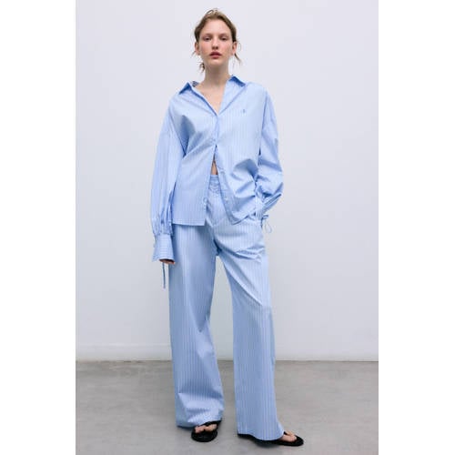 The New Society blouse met krijtstreep lichtblauw afbeelding