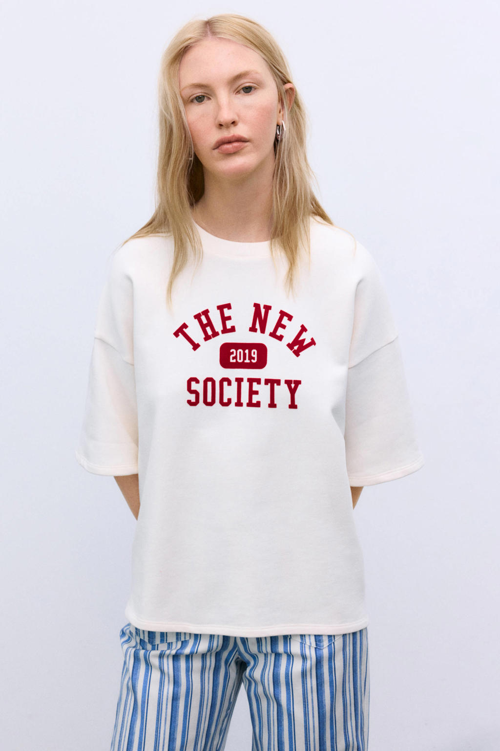 Crème, creme en rode dames The New Society sweater crème met tekst print, lange mouwen en ronde hals