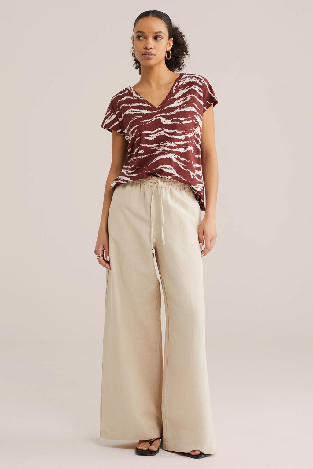 Donkerrood en ecru dames WE Fashion T-shirt van katoen met dierenprint, korte mouwen en V-hals