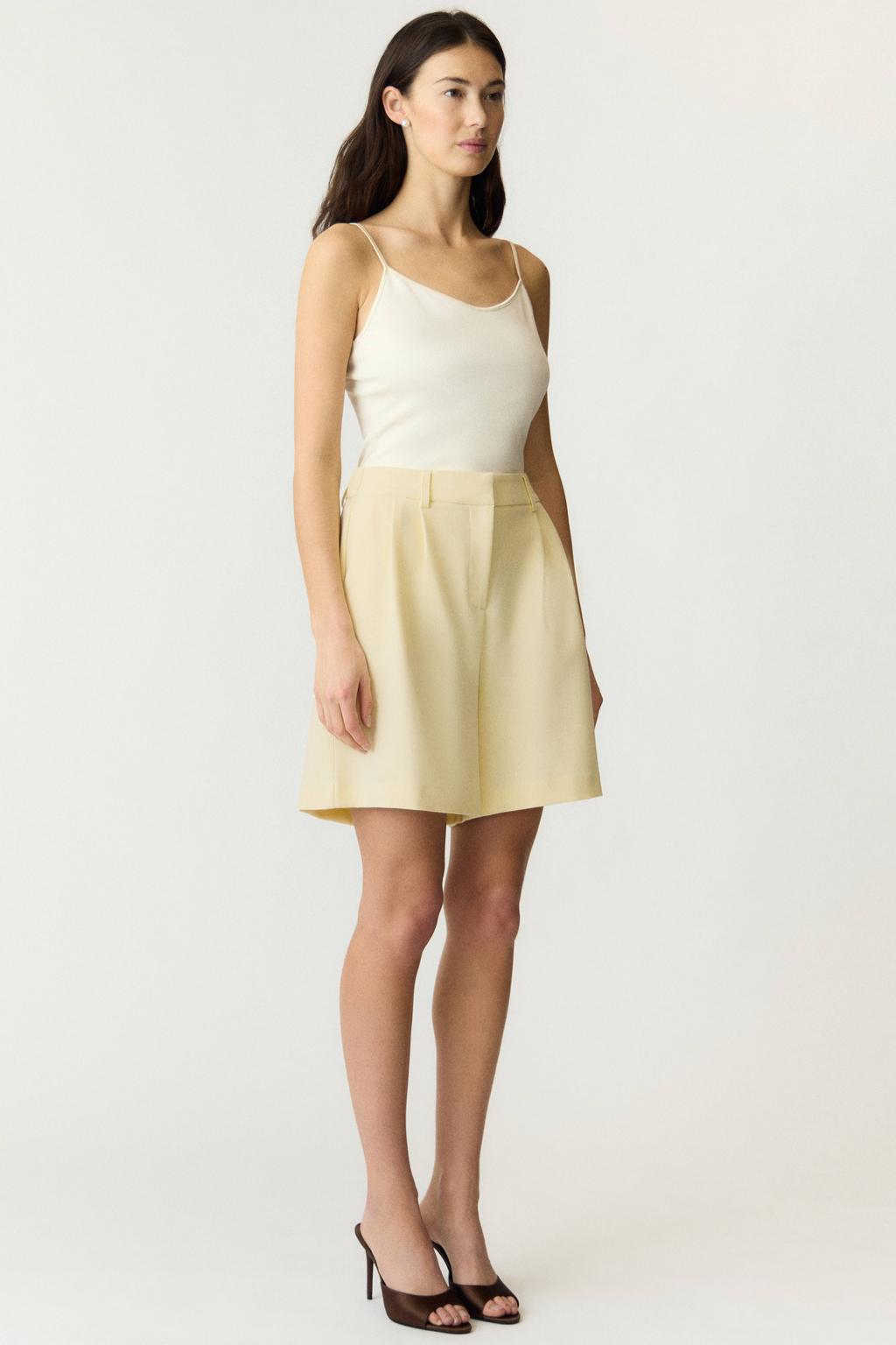 Lichtgele dames YAS loose fit casual short van polyester met high waist, rits, haak- en knoopsluiting en effen