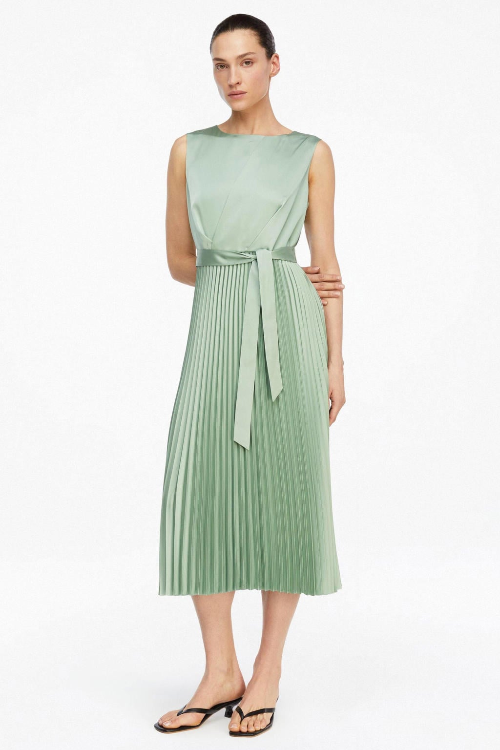 Lichtgroene dames comma satijnen midi jurk met effen, ronde hals, ritssluiting en plissé details
