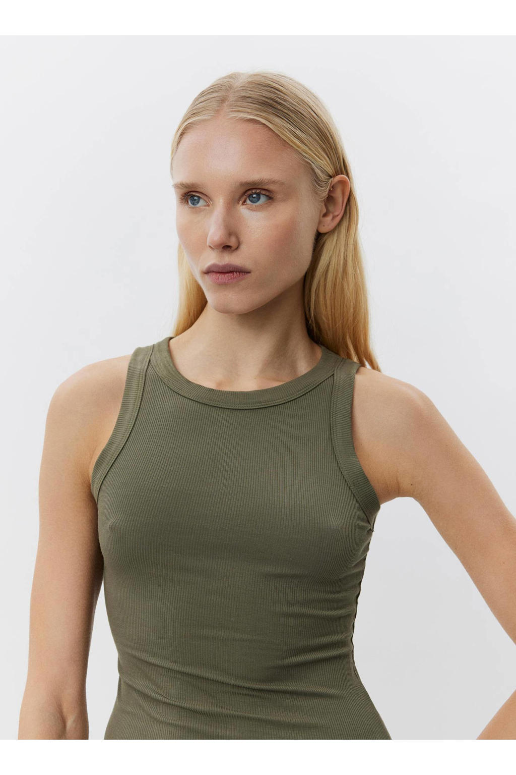 Groene dames Sofie Schnoor mouwloze top rib gebreid van viscose met effen en ronde hals