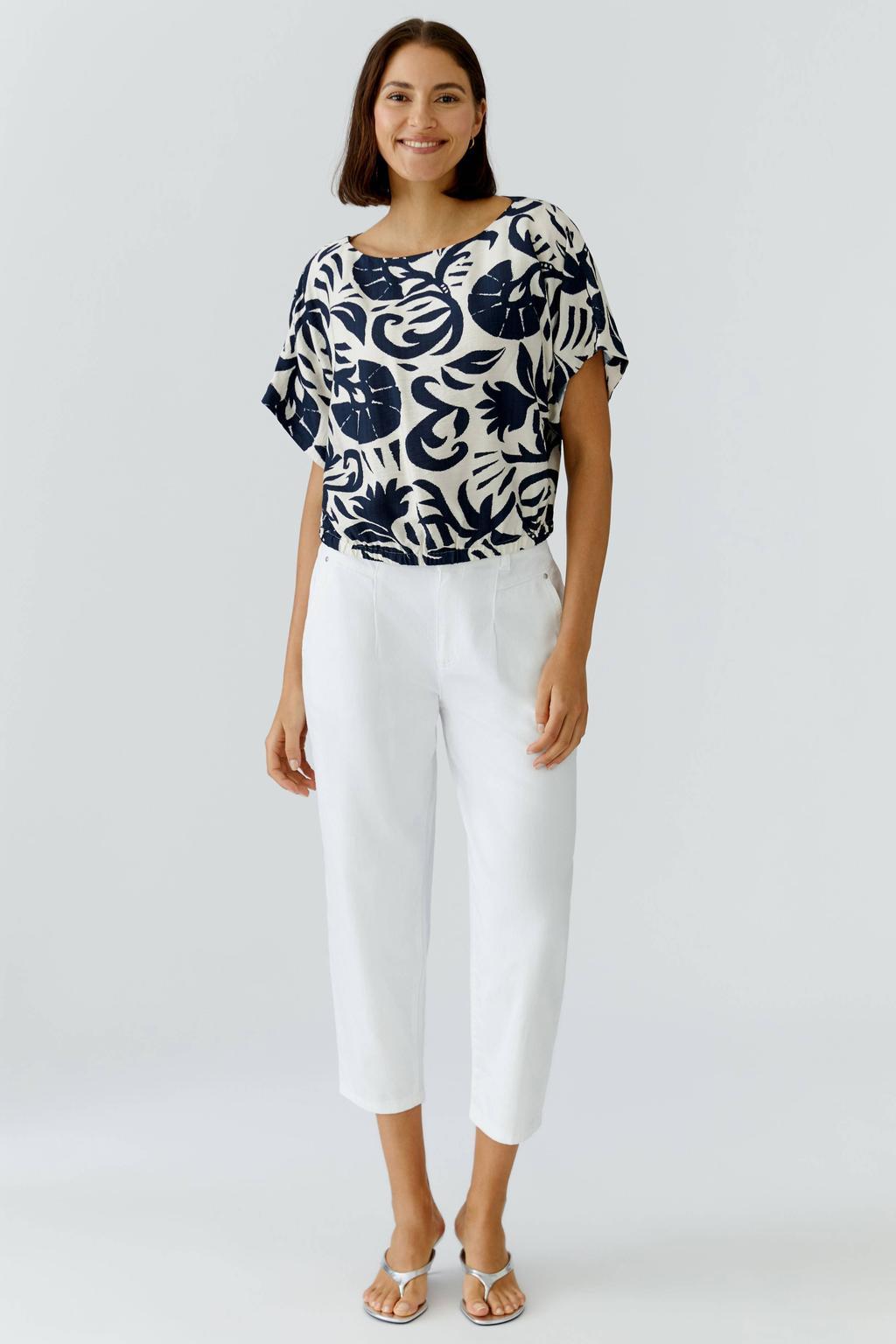 Donkerblauw en ecru dames OUI top van viscose met bladprint, korte mouwen en boothals