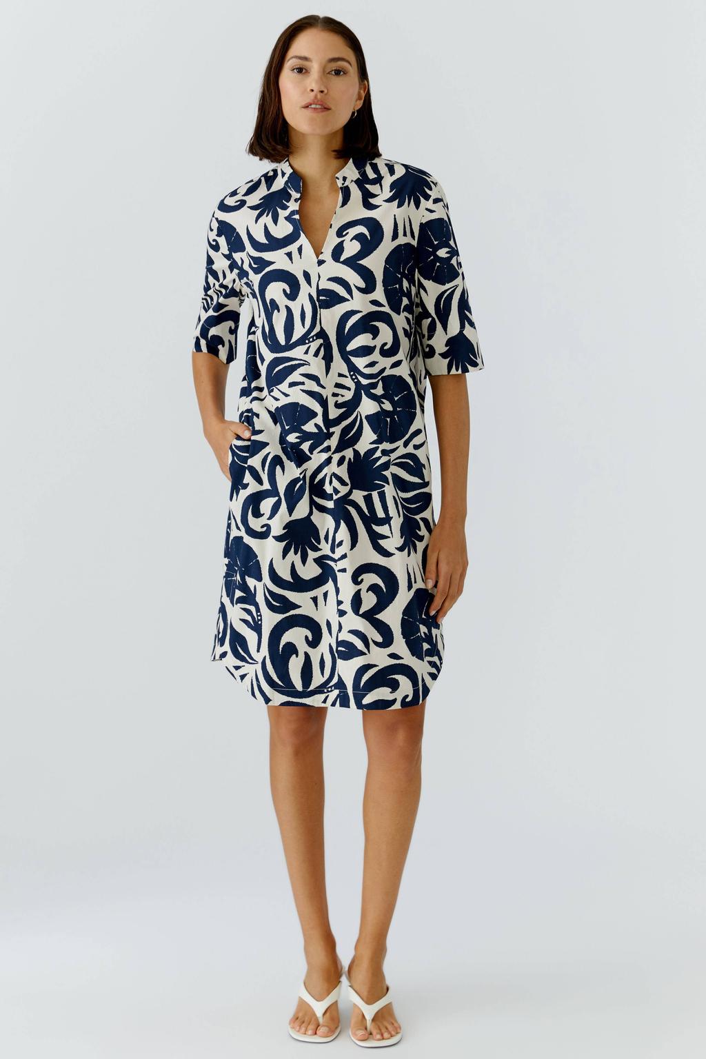 Ecru en donkerblauwe dames OUI zomerjurk van katoen met bladprint, korte mouwen en V-hals