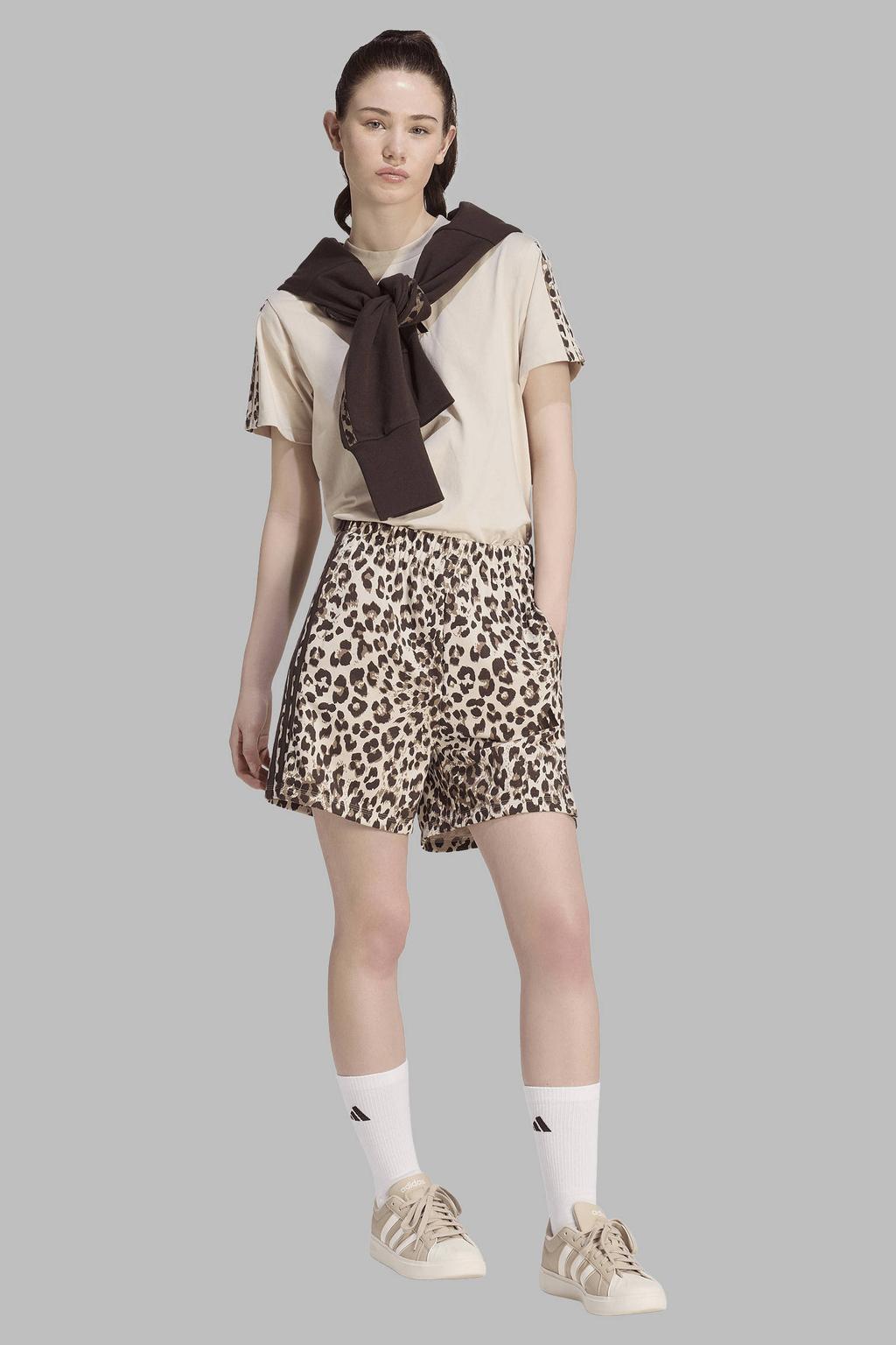 Zand en bruine dames adidas Sportswear baggy short van katoen met high waist, elastische tailleband en dierenprint