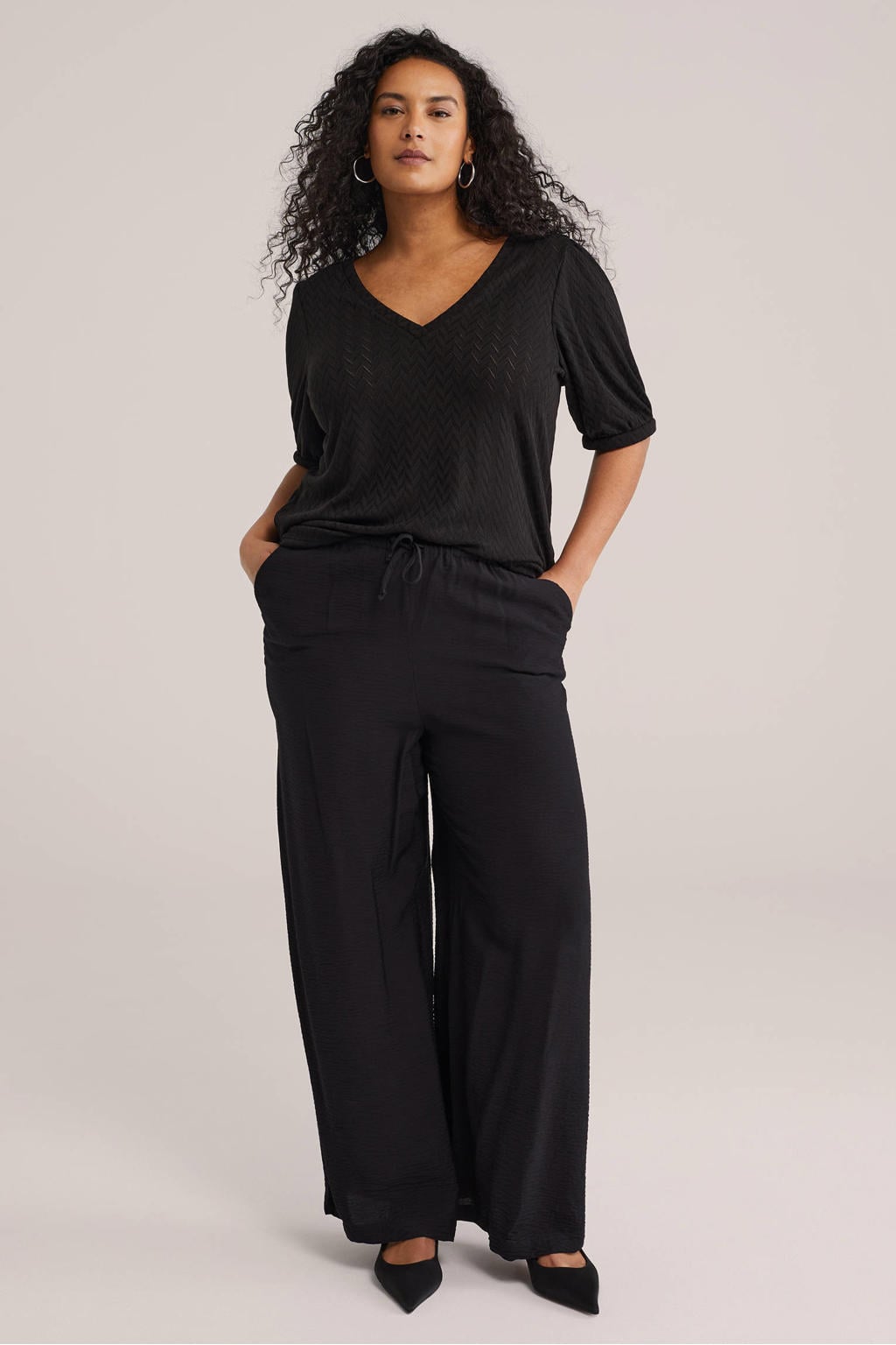 Zwarte dames WE Fashion Curve T-shirt van polyester met effen, korte mouwen en ronde hals