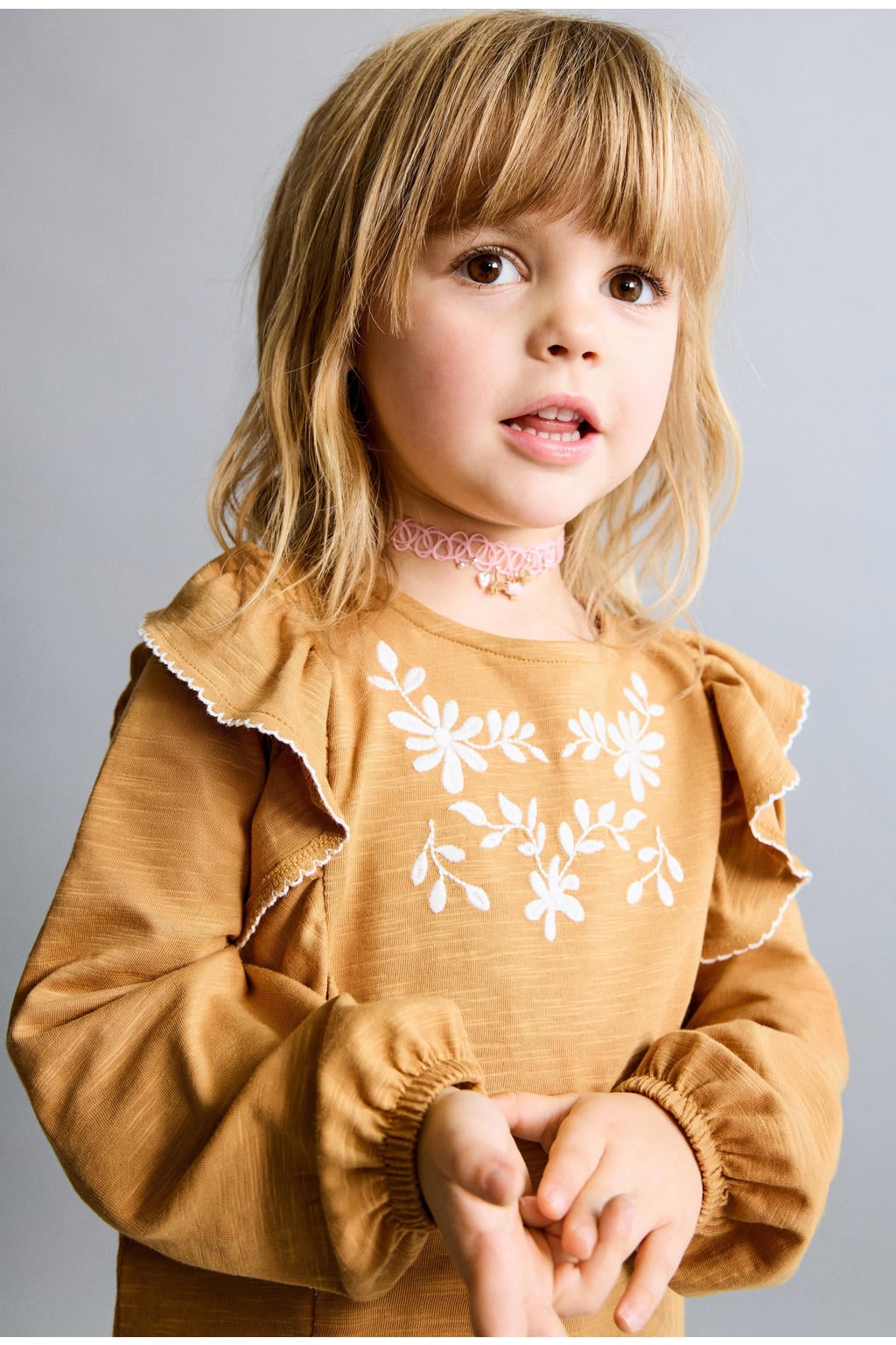 Gele meisjes Mango Kids gebloemde sweater met lange mouwen, ronde hals, knoopsluiting en borduursels
