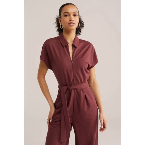 WE Fashion Aansluitend jumpsuit donkerrood afbeelding