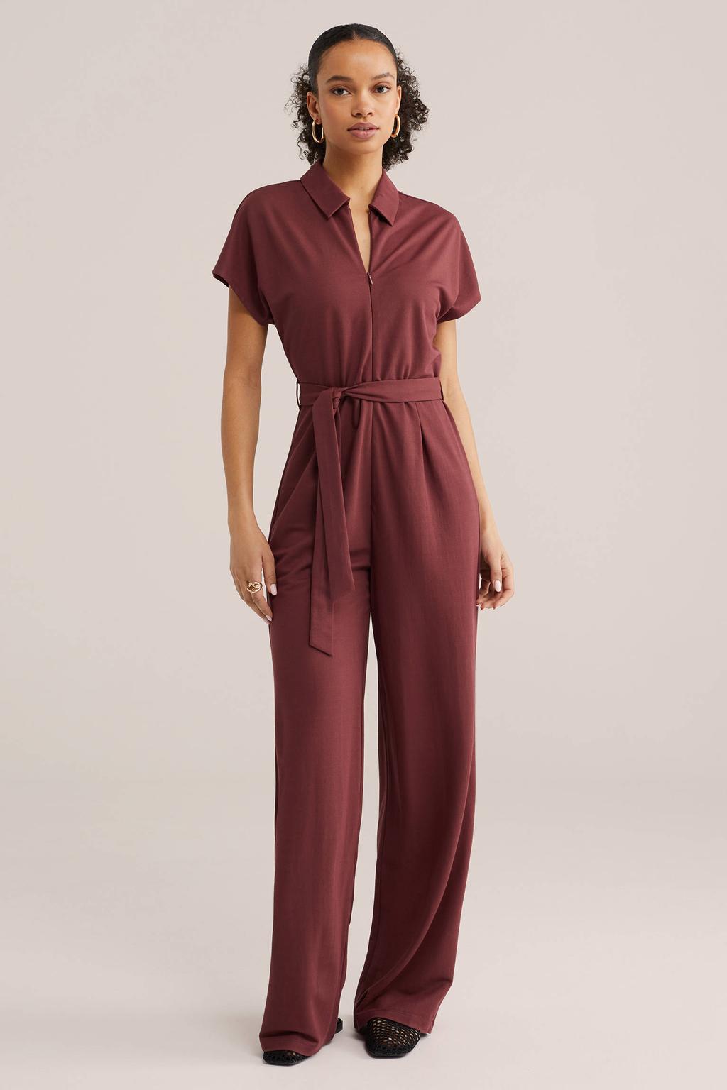Donkerrode dames WE Fashion Aansluitend jumpsuit van viscose met effen, korte mouwen en klassieke kraag