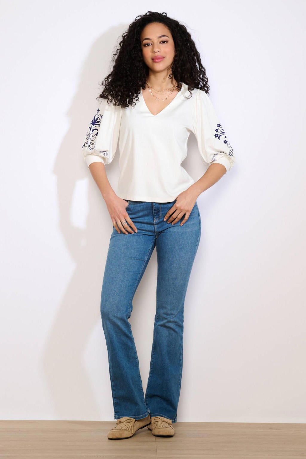 Ecru en donkerblauwe dames LOLALIZA gebloemde pullover van viscose met lange mouwen en V-hals