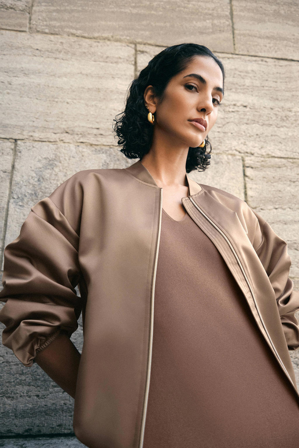 Bruine dames s.Oliver BLACK LABEL satijnen jas van polyester met effen, lange mouwen, opstaande kraag en glimmend detail