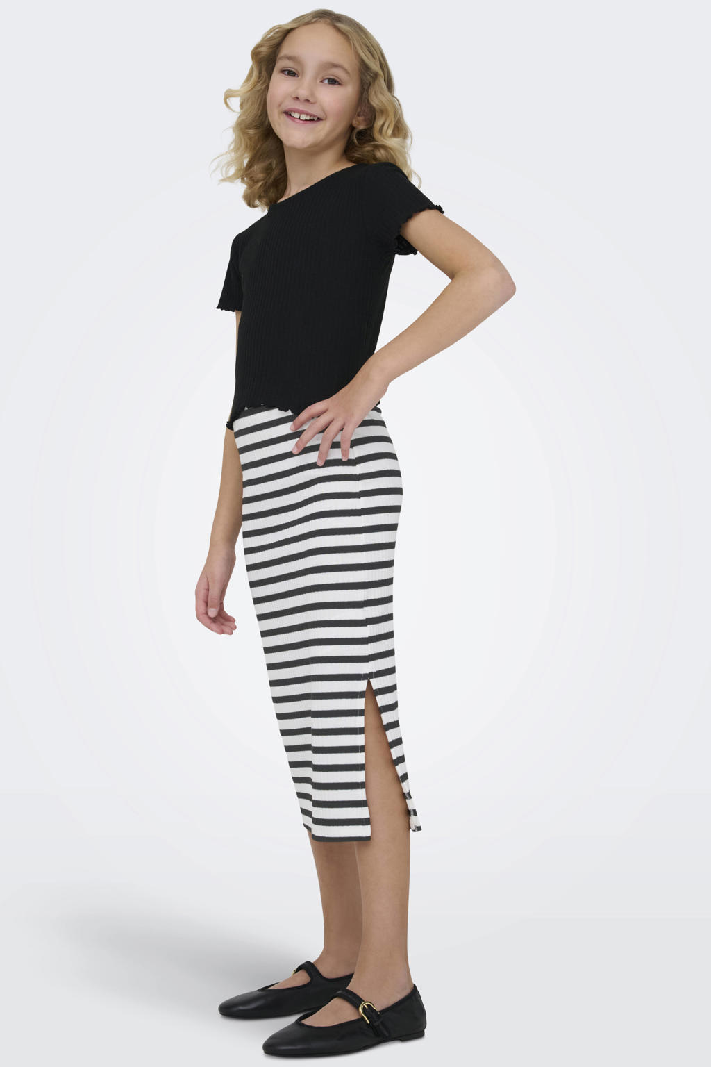 Zwart en witte meisjes KIDS ONLY GIRL gestreepte plissé rok gemaakt van polyester en met elastische tailleband