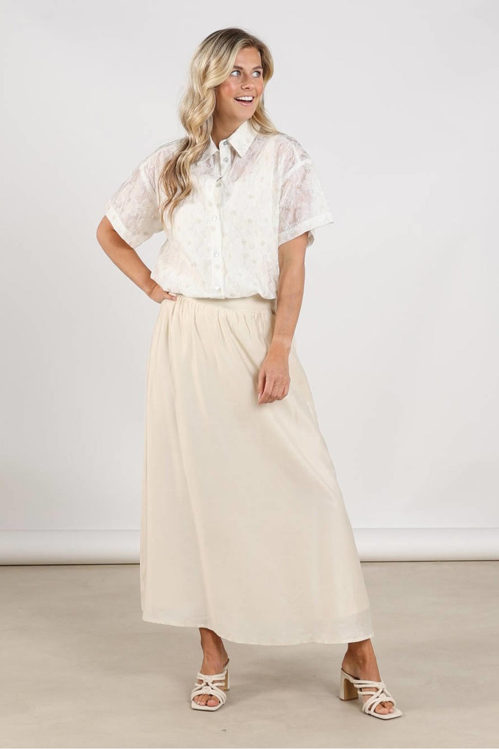 Ecru en gouden dames NUKUS gebloemde blouse van lyocell met korte mouwen, klassieke kraag, knoopsluiting en semi-transparante details