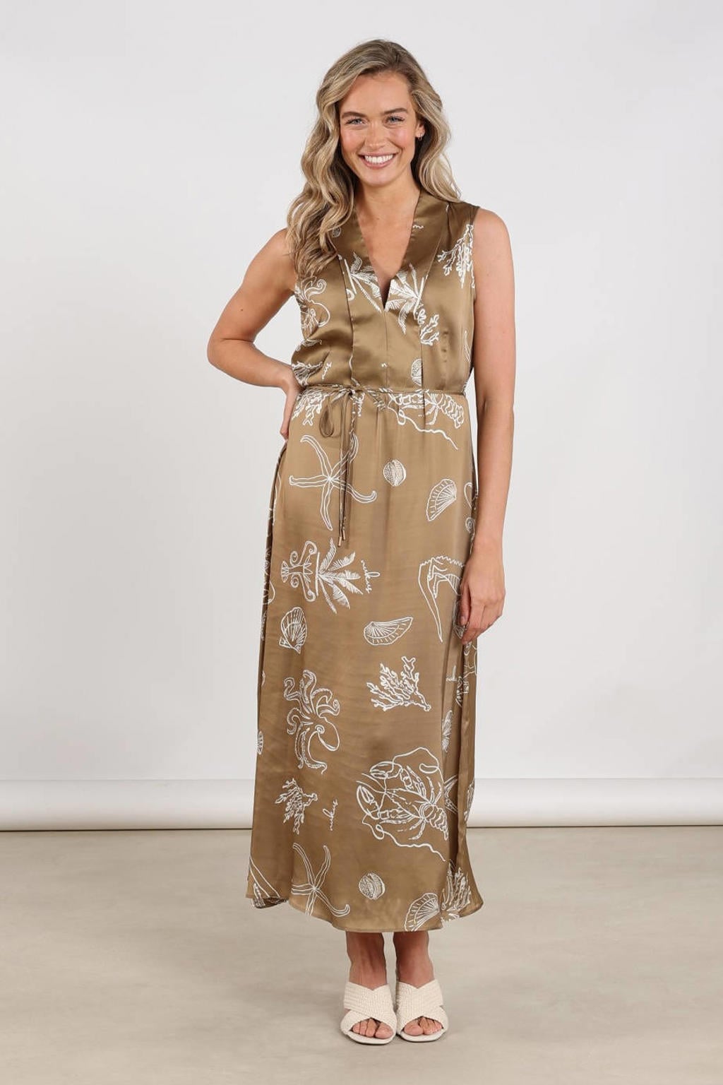 Bruin en ecru dames NUKUS midi jurk van rayon met grafische print en V-hals