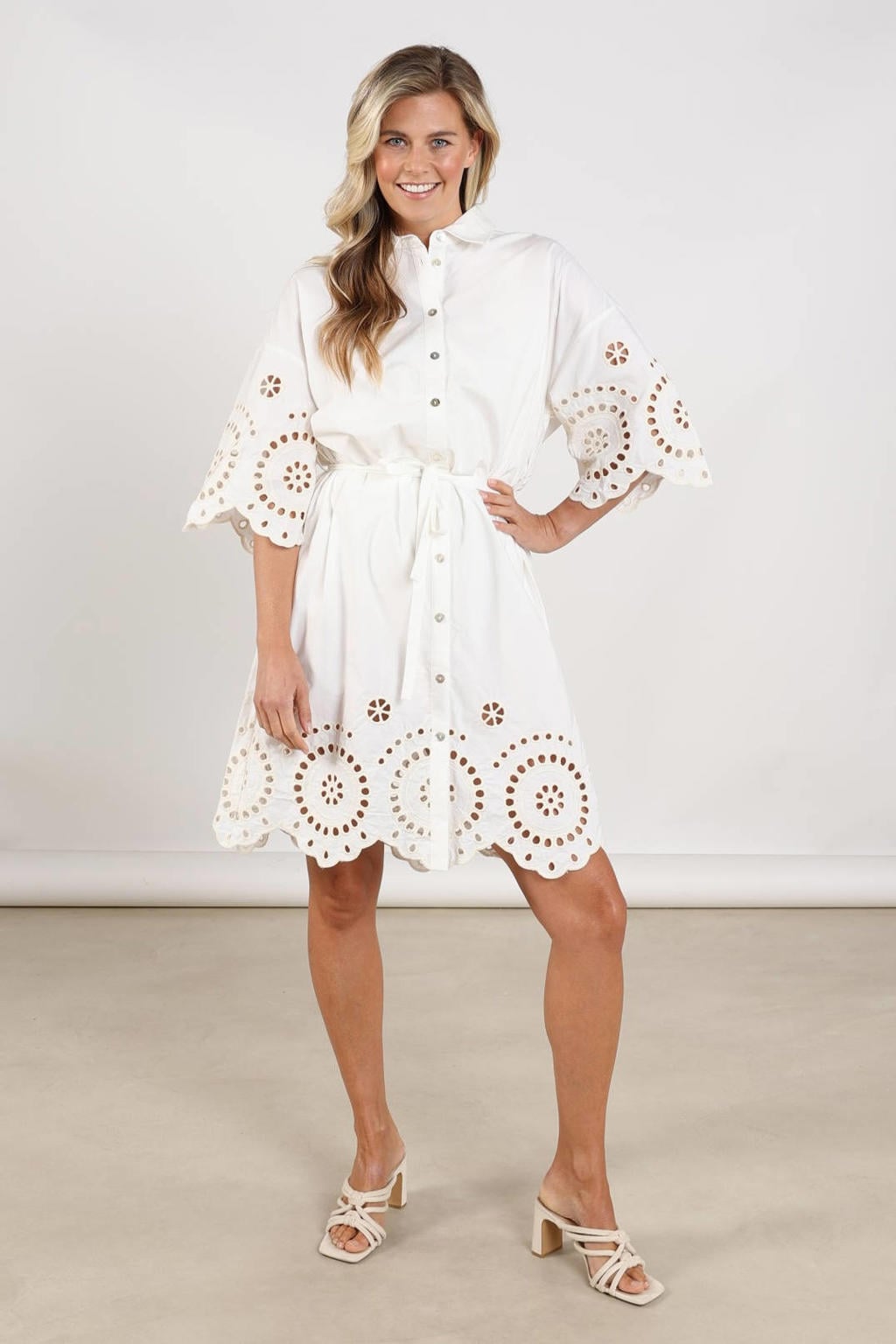 Ecru dames NUKUS mini jurk broderie van katoen met effen, half lange mouwen, klassieke kraag en knoopsluiting