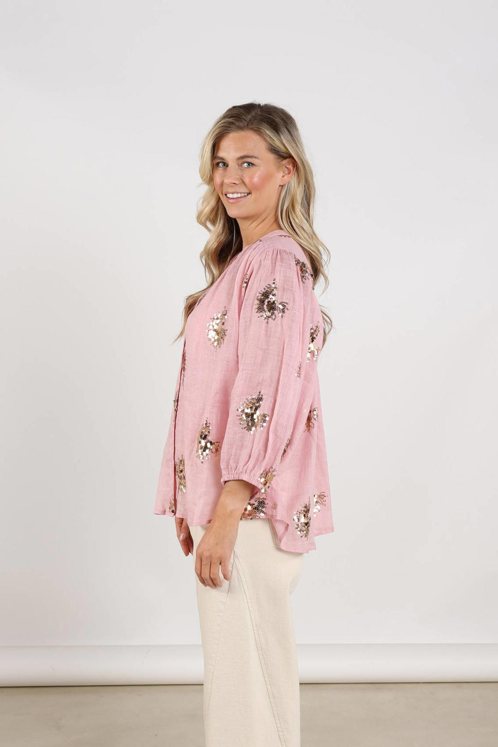 Roze en gouden dames NUKUS blouse van ramie met effen, driekwart mouwen, klassieke kraag, knoopsluiting en pailletten