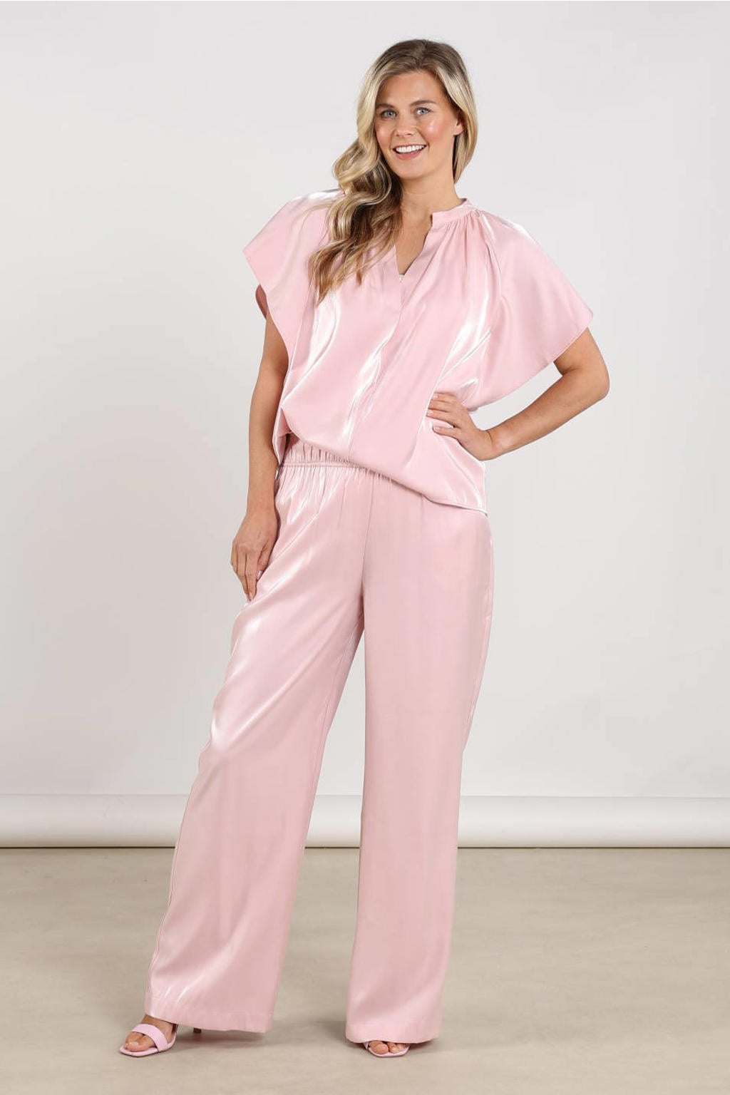 Lichtroze dames NUKUS top van viscose met effen, korte mouwen en V-hals