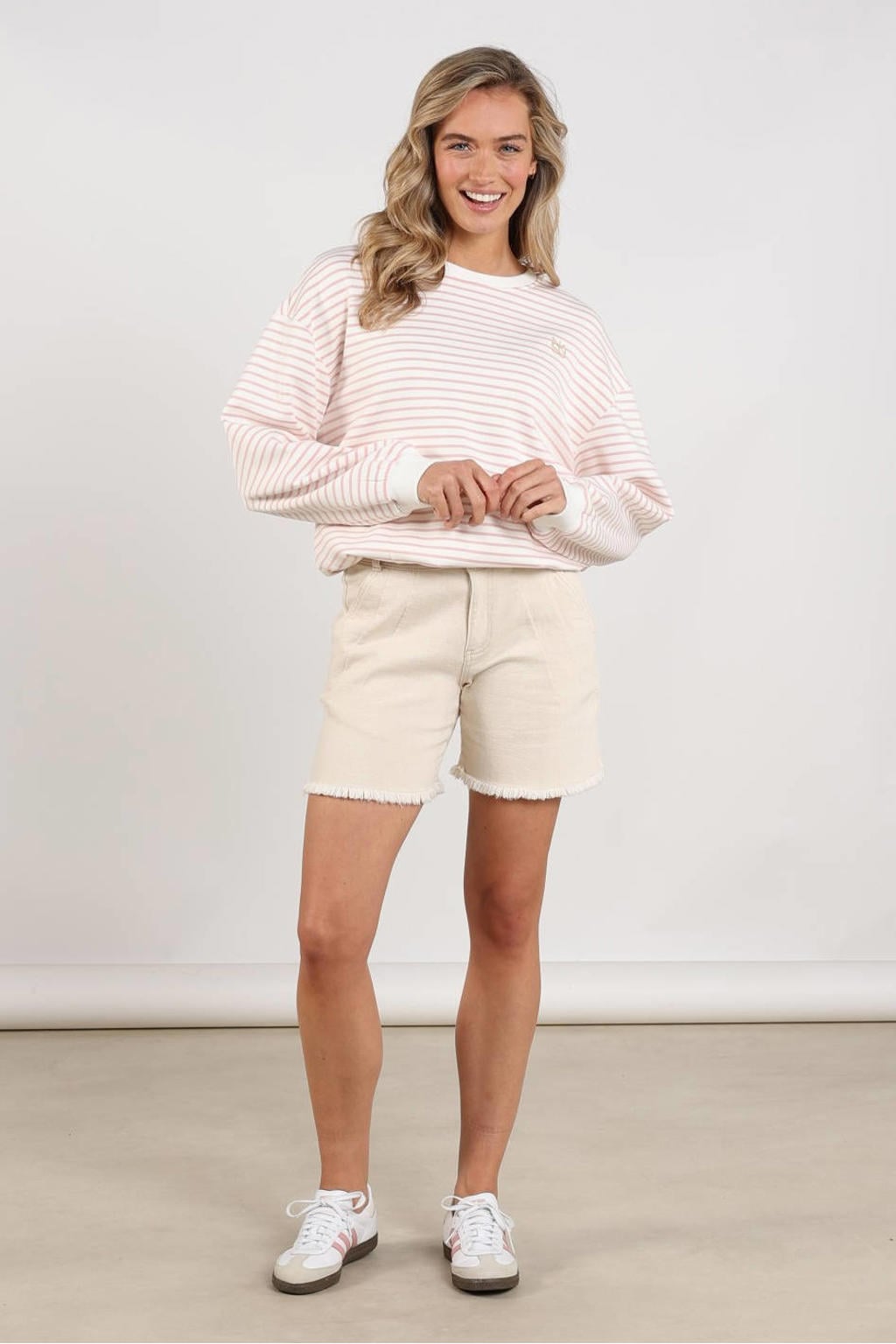 Beige dames NUKUS regular high waist short van katoen met rits- en knoopsluiting en effen