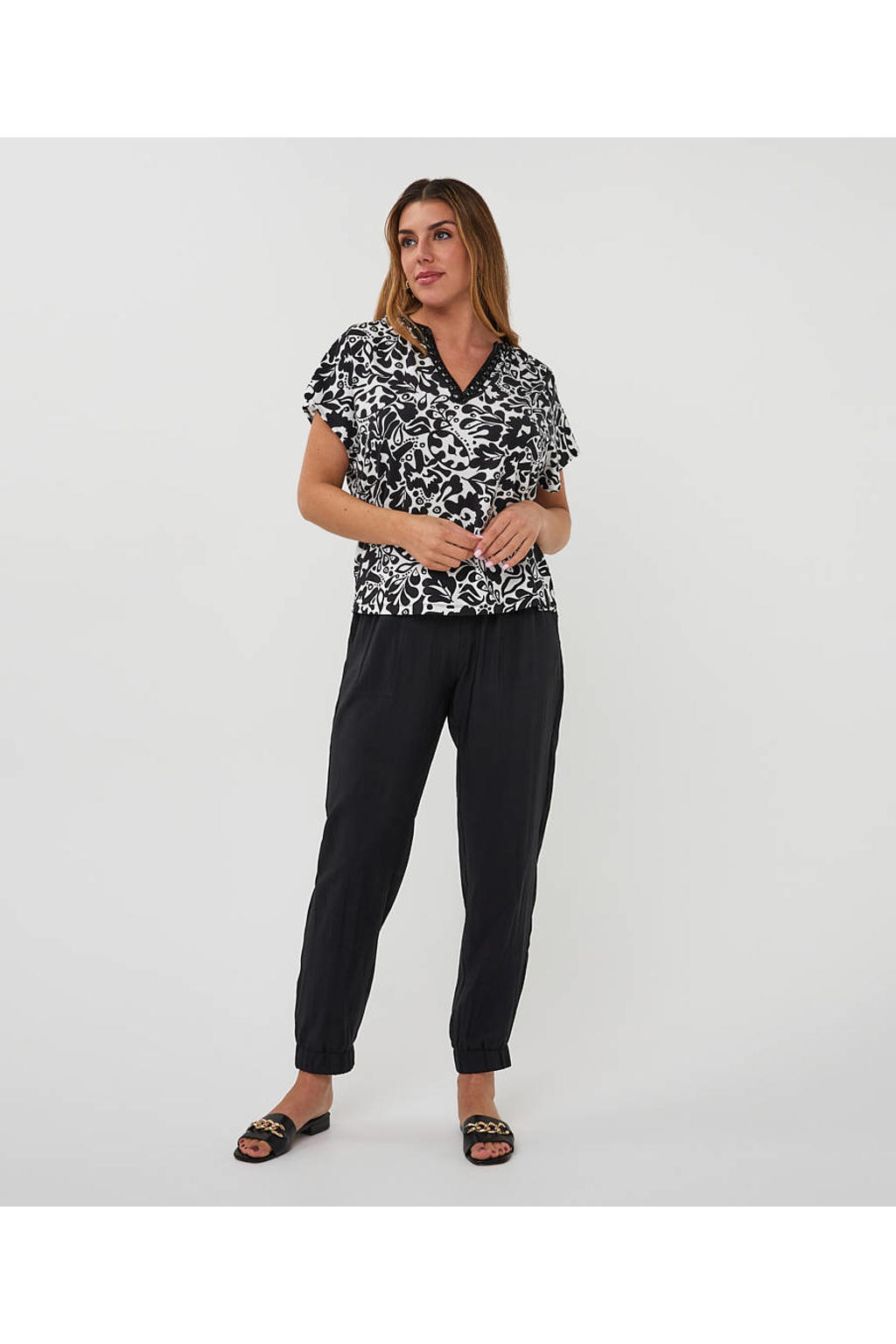 Zwart en ecru dames Esqualo gebloemde top van viscose met korte mouwen en V-hals