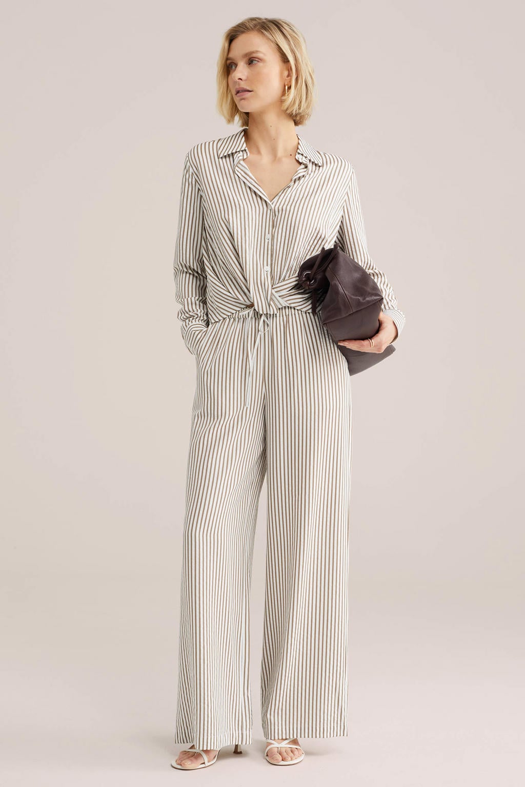 Bruin en ecru dames WE Fashion gestreepte blouse van viscose met lange mouwen, klassieke kraag en knoopsluiting