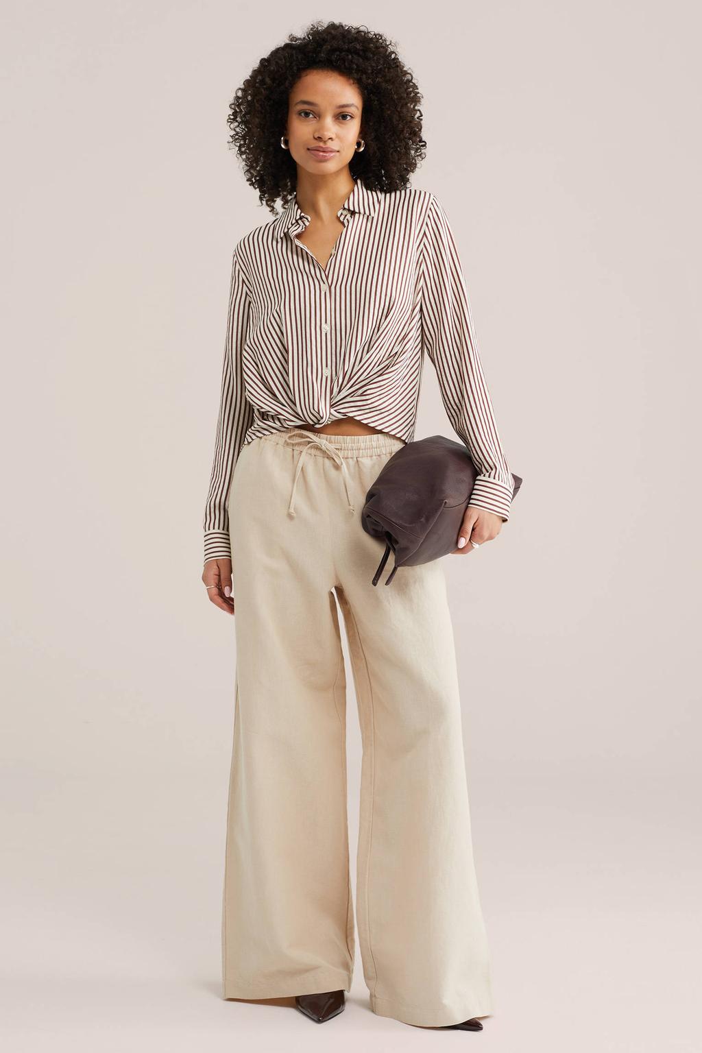 Bruin en ecru dames WE Fashion gestreepte blouse van viscose met lange mouwen, klassieke kraag en knoopsluiting