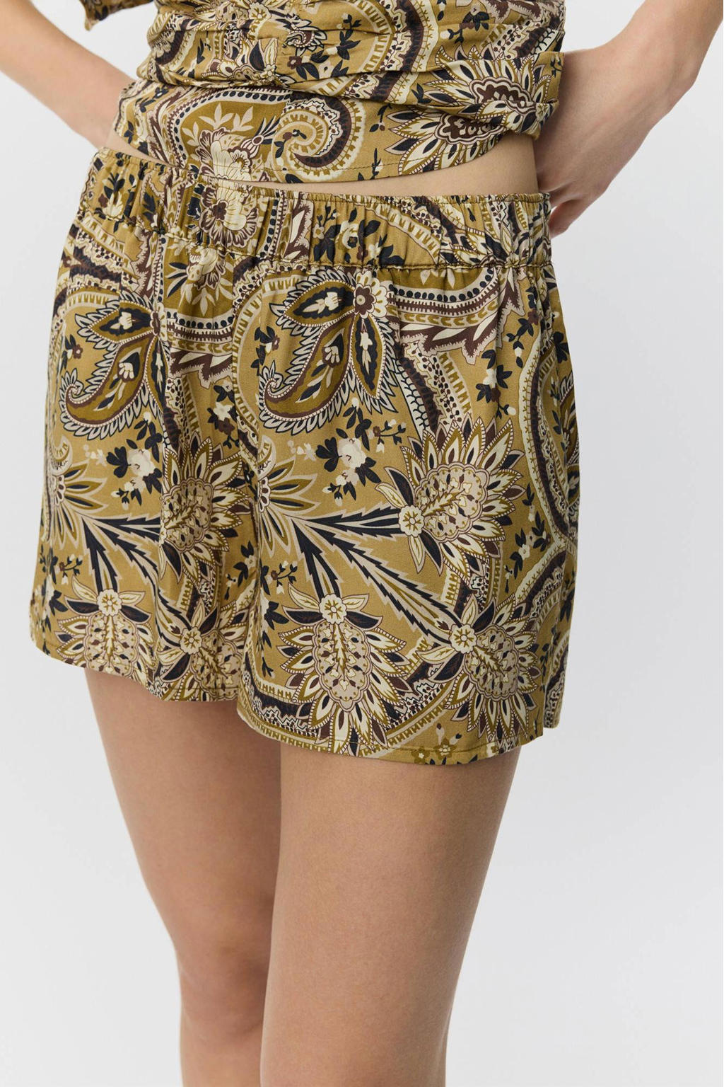 Geel en bruine dames Sofie Schnoor low waist casual short print van viscose met elastische tailleband en paisley print