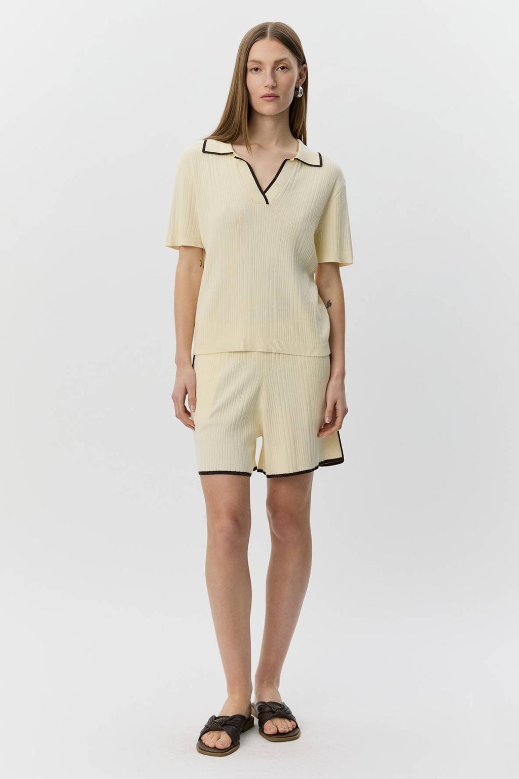 Ecru en zwarte dames Sofie Schnoor polo rib gebreid van katoen met effen, korte mouwen en contrast bies