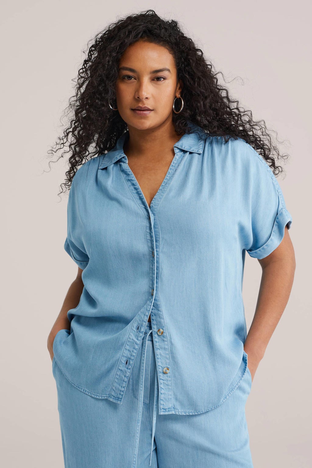 Light blue denim dames WE Fashion Curve blouse van denim met effen, driekwart mouwen, klassieke kraag en knoopsluiting